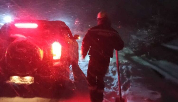 winter-in-crimea:-rescuers-evacuated-more-than-three-dozen-cars-from-snow-drifts