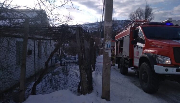 crimean-firefighters-put-out-a-fire-in-the-village-of-malorechenskoye-and-prevented-a-gas-cylinder-from-exploding