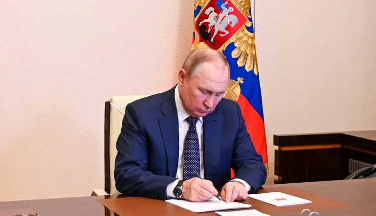 what-important-laws-did-vladimir-putin-sign-the-night-before