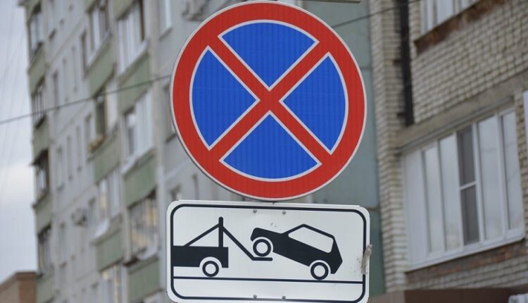 the-traffic-police-warns:-look-at-road-signs-when-you-park.-parkon-works-in-crimea