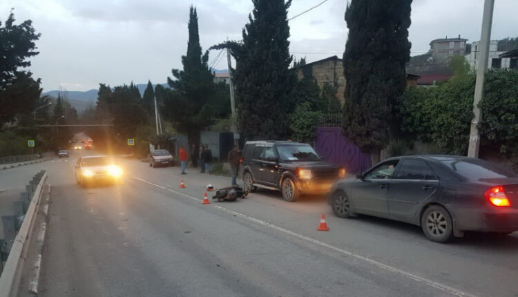 accident-in-alushta:-a-teenager-got-under-the-wheels-of-a-truck-—-a-moped-driver
