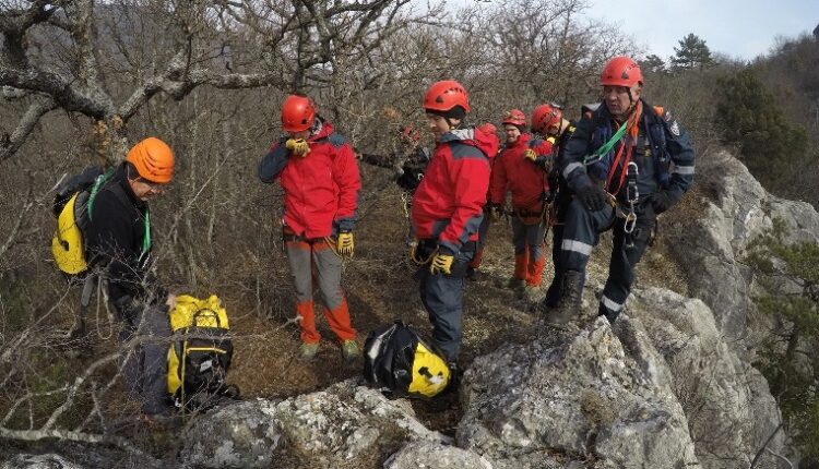 sevastopol-rescuers-assisted-a-woman-who-was-injured-on-mount-balchik-kaya