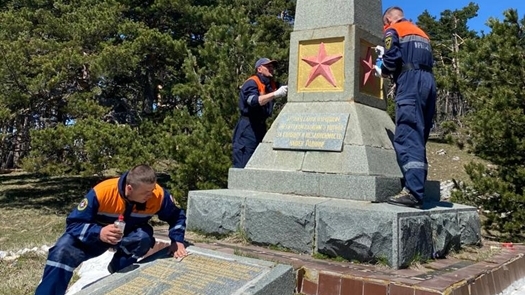 crimean-rescuers-continue-to-put-in-order-the-monuments-to-the-heroes-of-the-great-patriotic-war