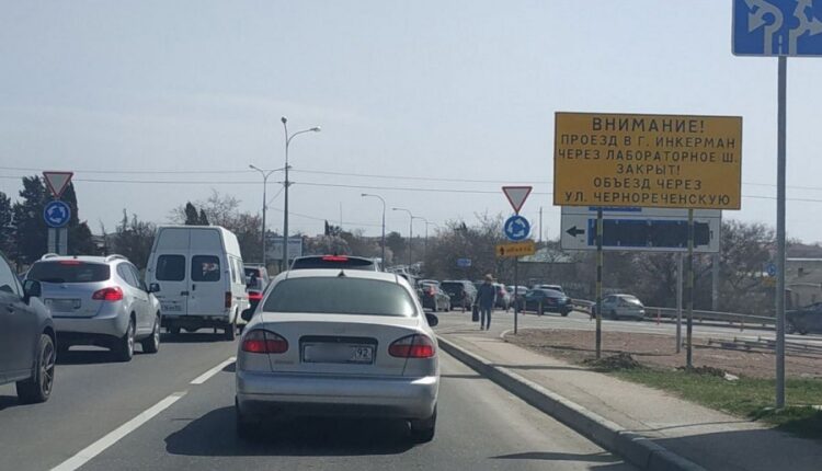 at-the-entrance-and-exit-from-sevastopol,-the-traffic-pattern-has-changed,-but-traffic-jams-remain