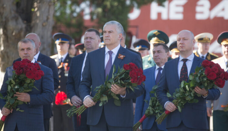simferopol-celebrates-the-great-victory-day.-laying-flowers