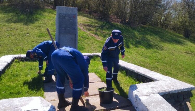 crimean-rescuers-continue-to-ennoble-memorable-places-of-the-great-patriotic-war