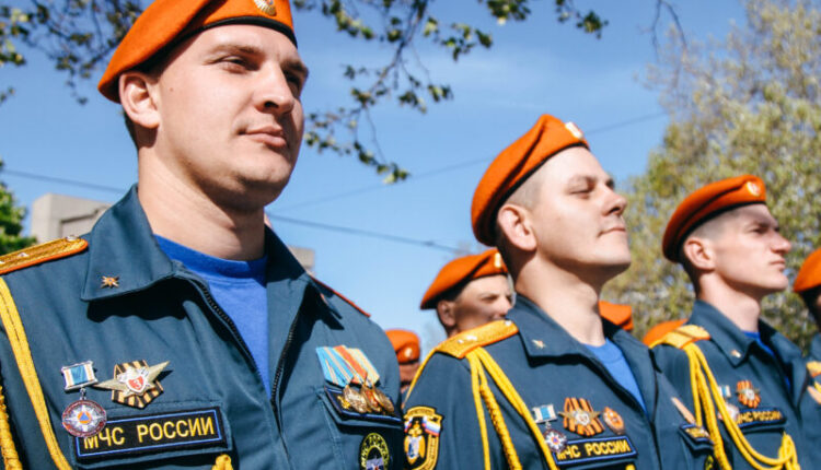 rescuers,-cadets-and-veterans-of-the-russian-emergencies-ministry-took-part-in-the-victory-parade-in-sevastopol