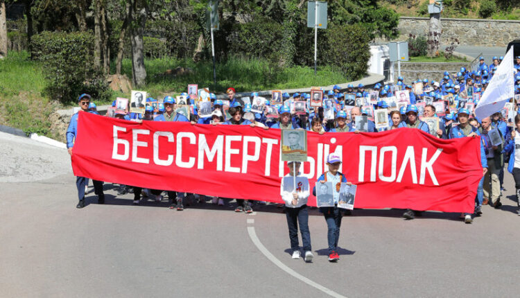 with-portraits-of-the-winners:-on-victory-day,-3,500-artek-residents-marched-in-the-immortal-regiment