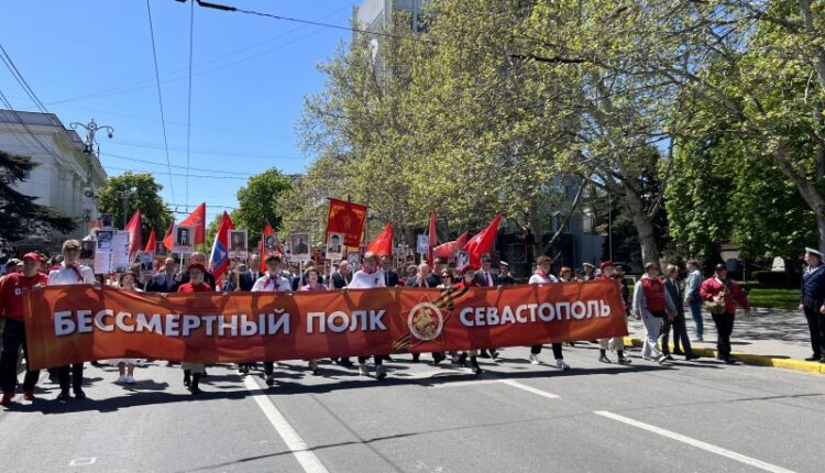 in-sevastopol,-over-thirty-thousand-people-took-part-in-the-procession-of-the-«immortal-regiment»