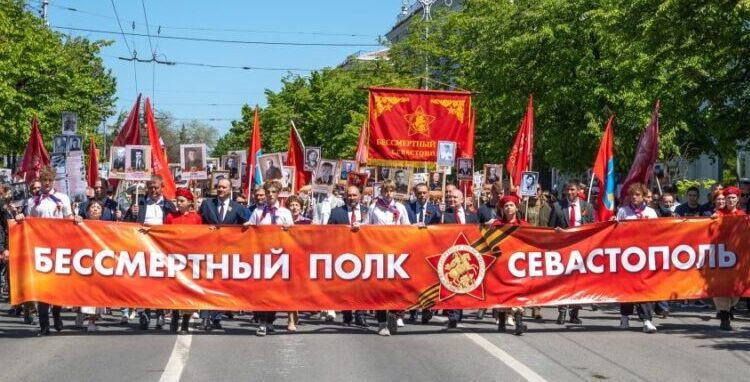 procession-of-the-«immortal-regiment»-in-sevastopol-—-30-thousand-people-marched-through-the-city-center-with-portraits-of-the-winners