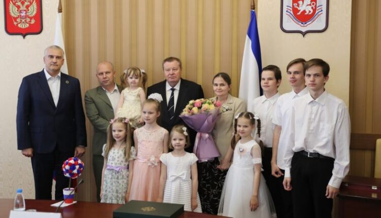 in-crimea,-the-order-of-parental-glory-was-awarded-to-parents-of-many-children-from-yalta