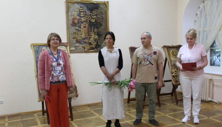 unique-wood-engravings-and-ceramics-were-presented-at-the-vernissage-«co-creation»-in-simferopol