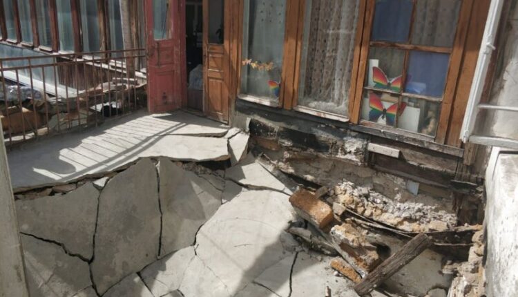 the-balcony-of-an-old-building-collapsed-in-the-center-of-simferopol.-lucky-no-one-was-hurt