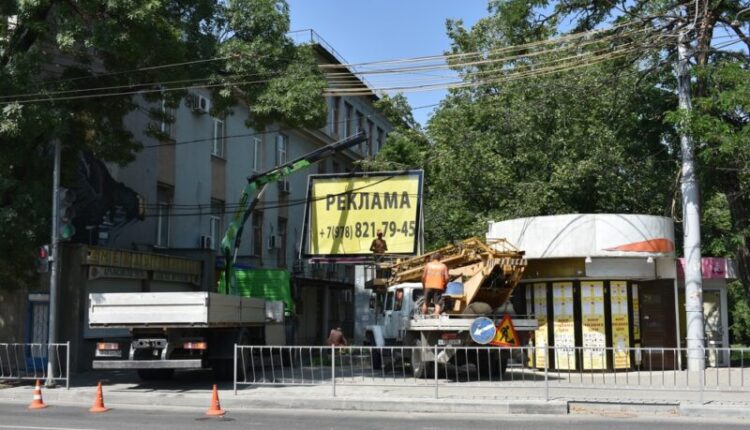 demolition-of-illegal-advertising-continues-in-simferopol