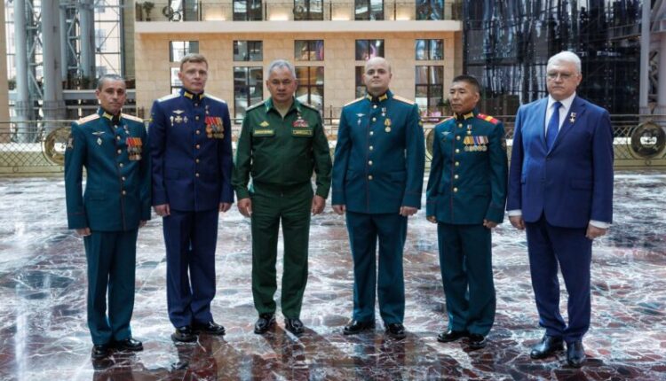 the-minister-of-defense-of-russia-presented-well-deserved-awards-to-the-participants-of-the-special-operation-in-ukraine
