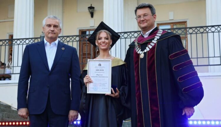 sergey-aksyonov-congratulated-crimean-students-on-their-diplomas-and-graduation