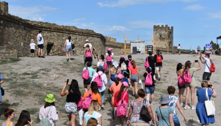 «summer-university»-in-crimea:-students-from-the-dpr-and-lpr-became-guests-of-the-sudak-fortress