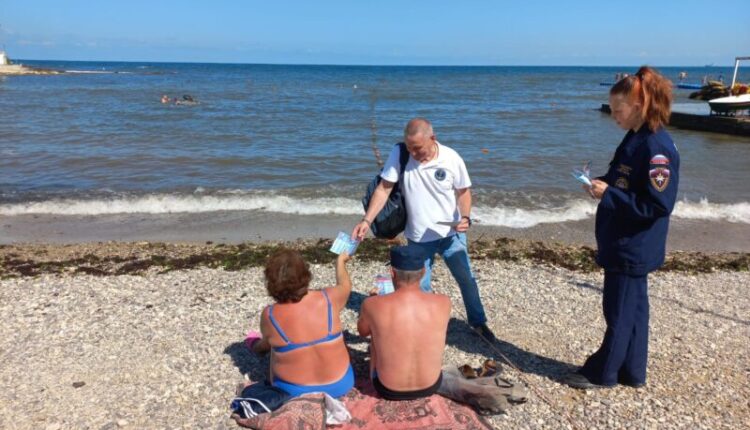 on-the-beaches-of-sevastopol,-employees-of-the-ministry-of-emergency-situations-communicate-with-vacationers.-accident-prevention