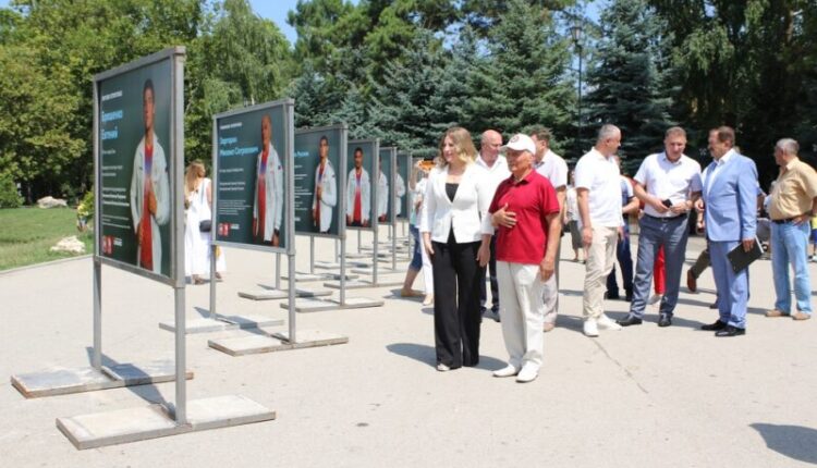 an-exposition-with-photographs-of-outstanding-crimean-athletes-and-coaches-was-opened-in-simferopol