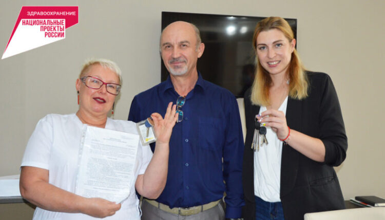 in-evpatoria,-two-families-of-medical-workers-received-housing