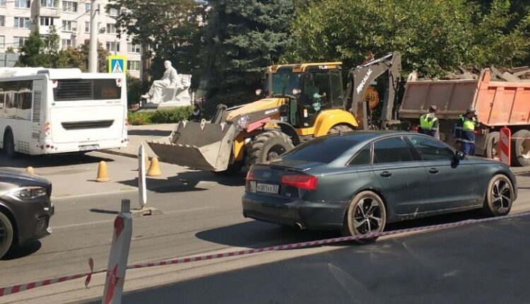 attention,-due-to-road-works-in-simferopol,-a-number-of-city-and-suburban-routes-have-been-changed