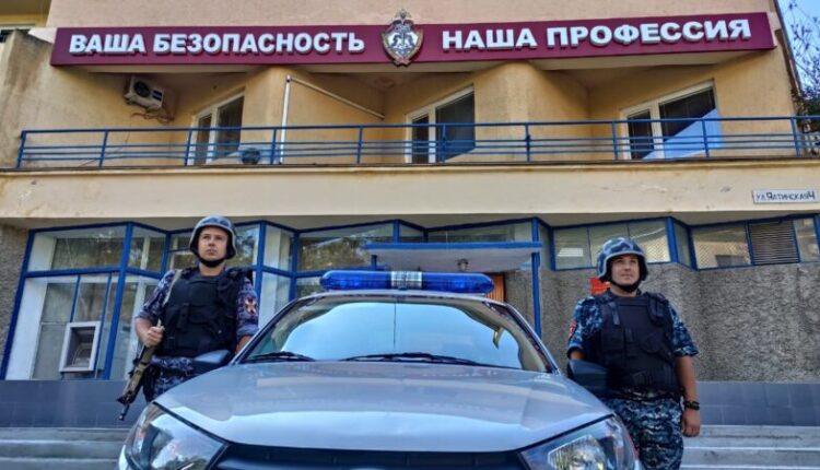 in-sevastopol,-a-brawler-raged-in-the-passenger-compartment-of-the-bus.-“reassured”-by-the-employees-of-the-russian-guard