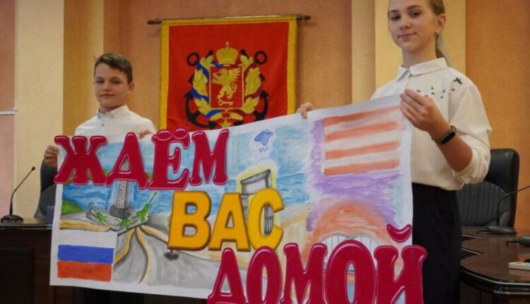 kerch-schoolchildren-handed-over-letters-and-drawings-to-the-soldiers-—-participants-of-the-nwo