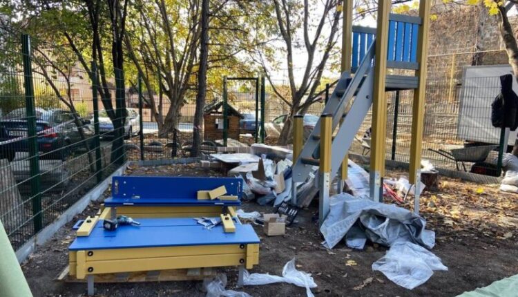 playgrounds-are-being-installed-in-simferopol