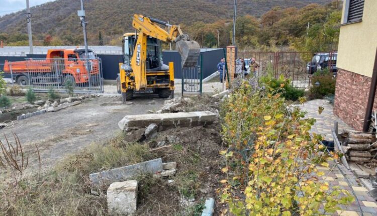 a-resident-of-alushta-dismantled-an-illegally-erected-fence.-under-the-supervision-of-bailiffs