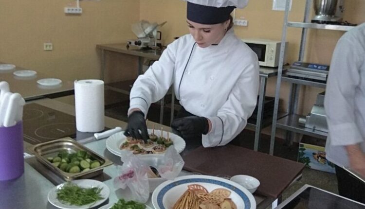 «ticket-to-the-future»:-crimean-schoolchildren-tried-on-chef's-hats-and-prepared-liver-mousse