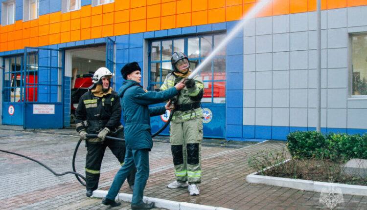 sevastopol-firefighters-gave-a-boy-with-special-needs-an-excursion-to-the-fire-department