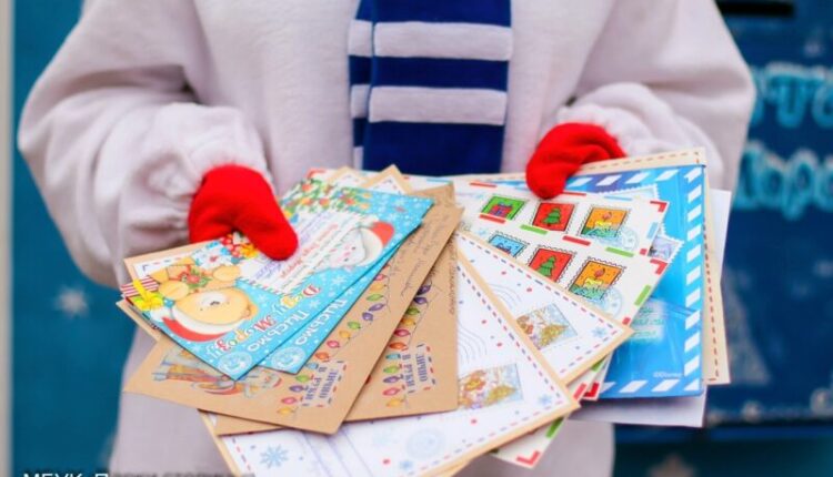 more-than-six-hundred-letters-came-to-the-mail-of-santa-claus-in-the-children's-park-of-simferopol