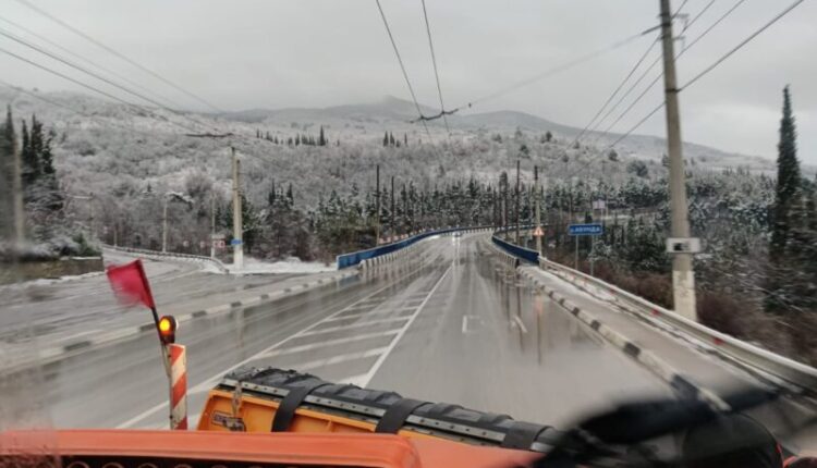 the-southern-coast-of-crimea-was-covered-with-snow.-how-road-workers-coped-with-ice
