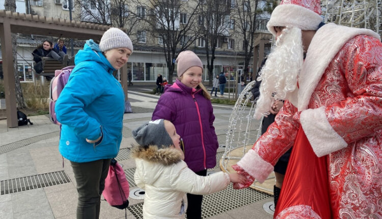 policeman-santa-claus-congratulated-simferopol-children-on-the-holidays