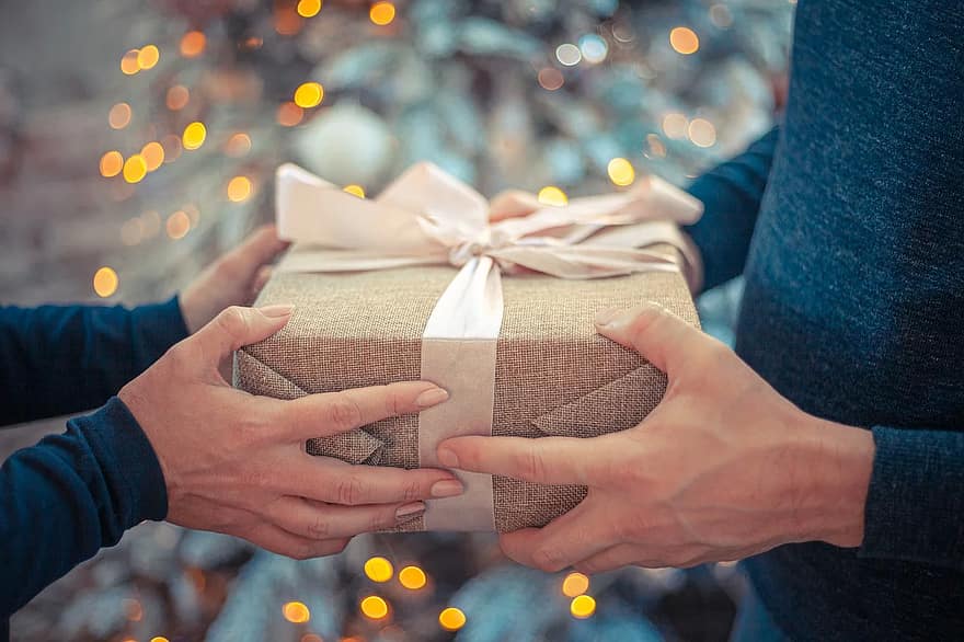 Предновогодние скидки и подарки: декабрь - месяц, в который можно сэкономить на покупках. От электроники до игрушек