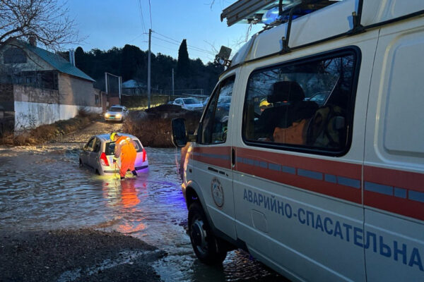 “big-water”-spill-near-alushta-–-rescuers-had-to-pull-a-car-out-of-the-river