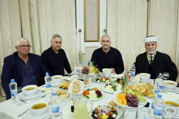 a-tribute-to-the-customs-and-culture-of-the-crimean-tatar-people.-aksyonov-took-part-in-a-collective-iftar