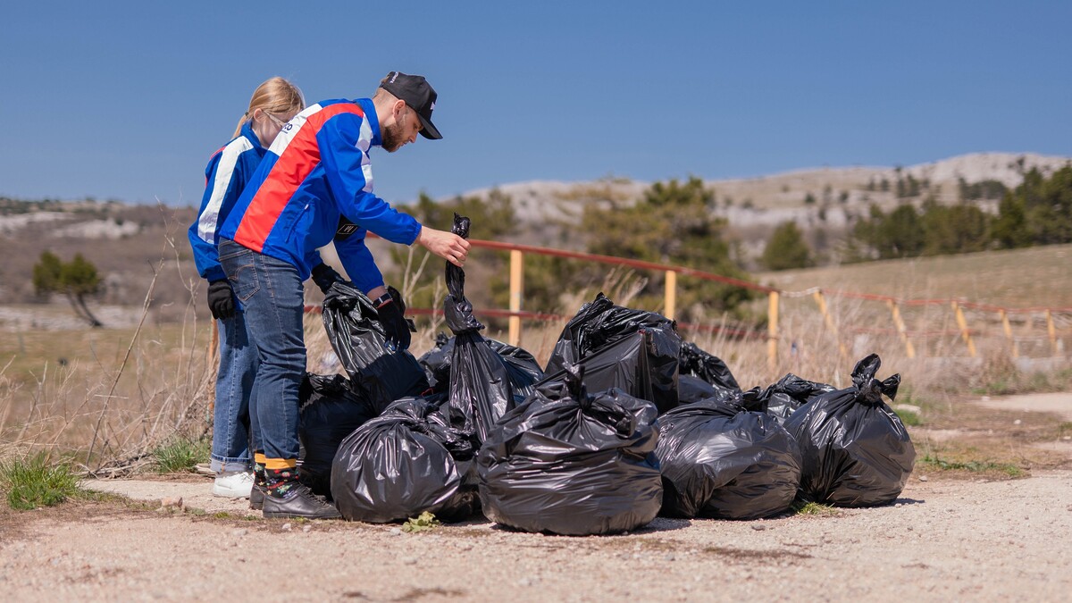 200-rso-volunteers-took-part-in-the-cleanup-on-the-territory-of-the-yalta-mountain-forest-reserve