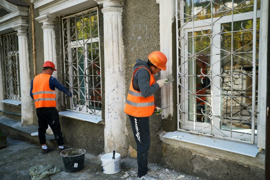 windows-are-being-replaced-in-yalta-schools