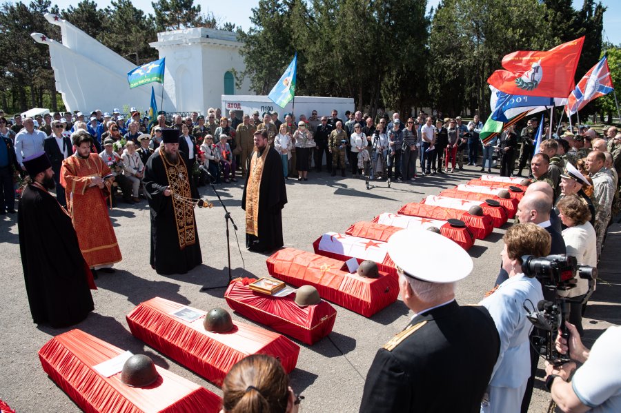 at-the-sevastopol-memorial-bratsk-cemetery,-the-remains-of-158-warriors-reburied