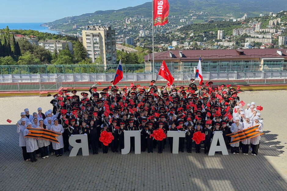 the-pre-holiday-flash-mob-took-place-in-yalta