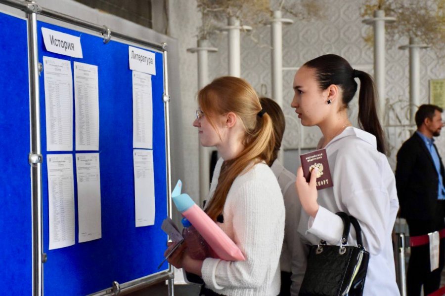in-sevastopol,-more-than-800-eleven-graders-surrendered-their-first-exam